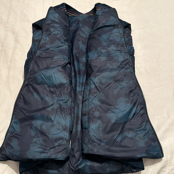 MARINE LAYER NAVY PUFFY VEST - SIZE L! MINT CONDITION! ONLY WORN 1 TIME! 🔴🟠🟡 - Picture 2 of 5